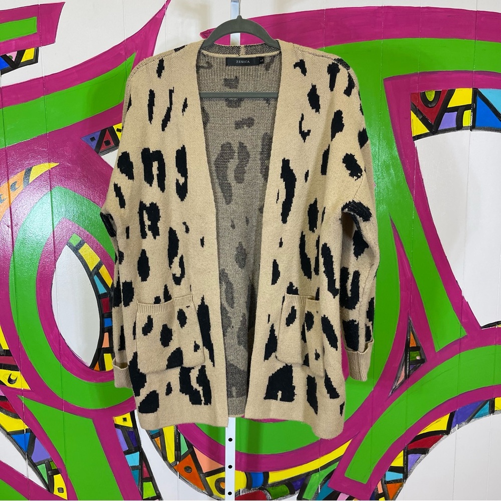 Zesica, Leopard Print Knit Open Front Sweater. Size Large. Good used condition!